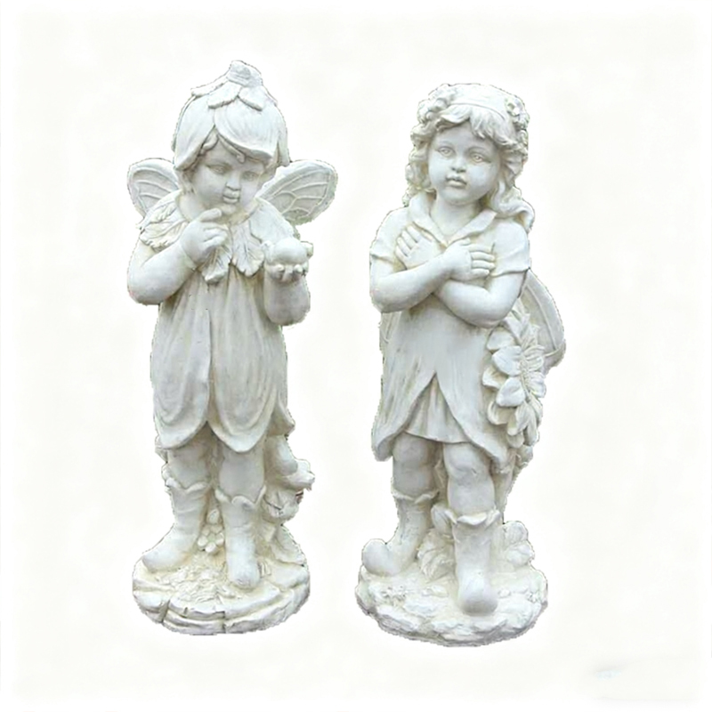 Üvegszálas emberi szobor egy kis angyalról