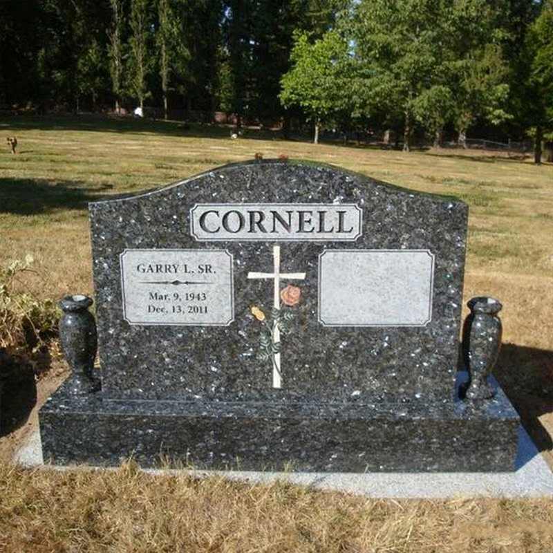 Keresztrózsa-mintás gránit kísérő sírkő