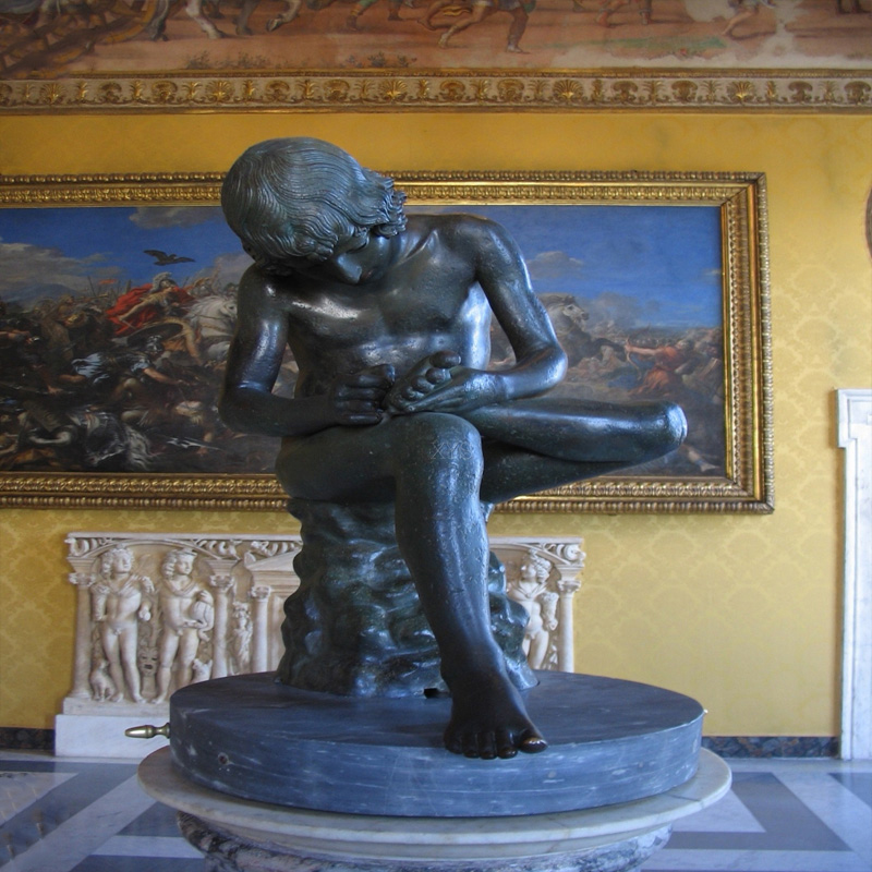 Tartós kültéri márvány emberi szobor egy fiúról, aki tövist húz ki a lábáról, európai design