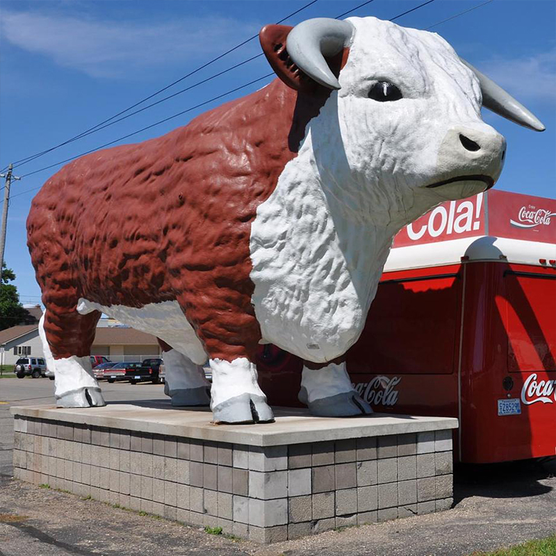 Óriás üvegszálas virág tehén szobor